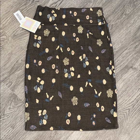 LuLaRoe Dresses & Skirts - NWT Lularoe Cassie skirt